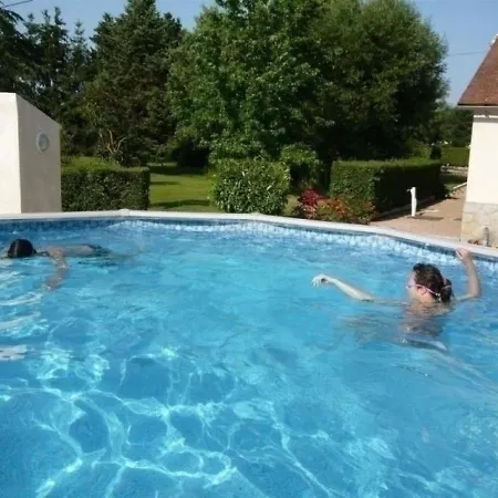 Maison Spacieuse Avec Jardin Clos, Piscine Privative Et Sauna, Proche Centre De Saint-pourcain - Fr-1-489-60 * Saint-Pourcain-sur-Sioule